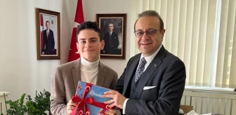 Türkiye'nin Prag Büyükelçisi Egemen Bağış, Türkiye'nin en genç büyük ustası Ediz Gürel ile buluştu