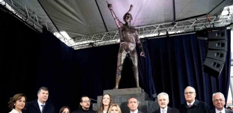 Fenerbahçe'nin ve A Milli Kadın Voleybol Takımı'nın kaptanı Eda Erdem Dündar'ın heykeli açıldı
