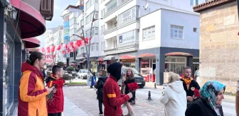 UltrAslan Sinop, Kadınlara Çiçek Dağıtarak 8 Mart'ı Kutladı