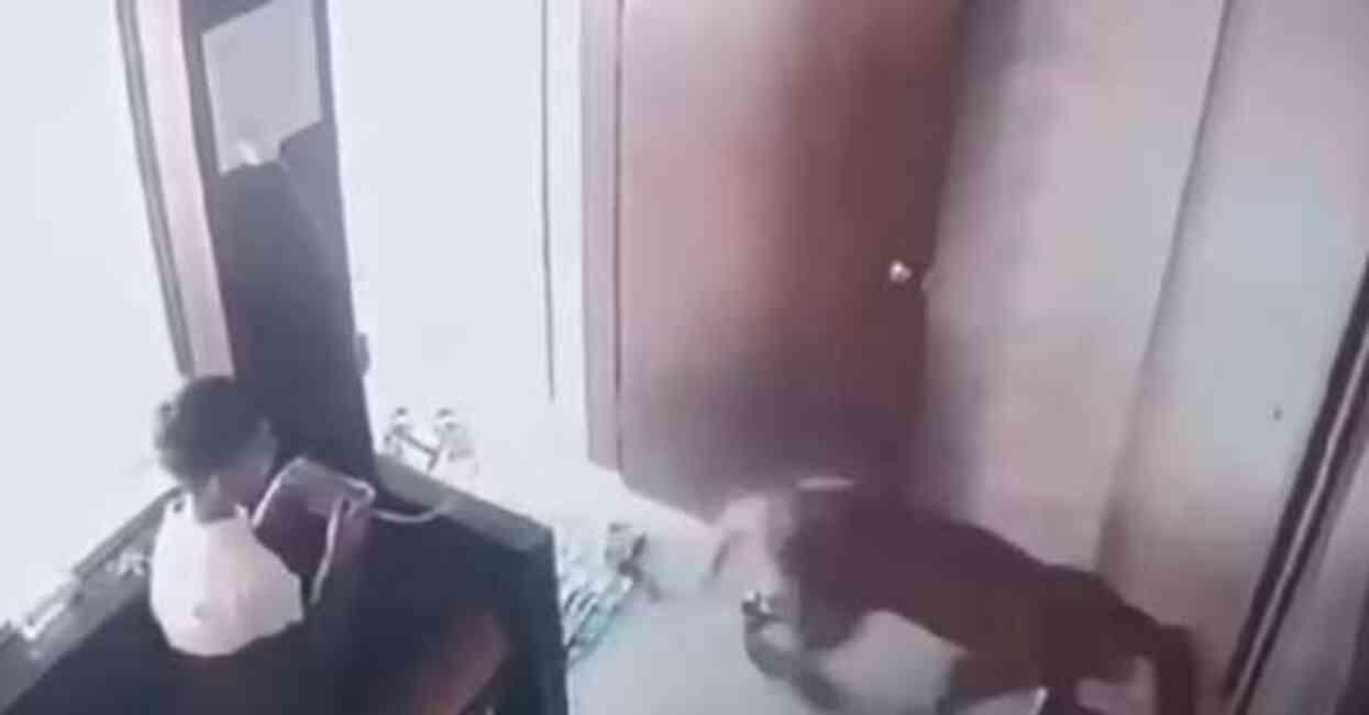 Hindistan'da 12 Yaşındaki çocuk, akıllıca hamlesi ile ofise giren leoparı tuzağa düşürerek faciayı önledi