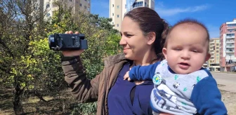 Adana'da görev yapan kadın gazeteci, bütün haberlere 7 aylık bebeğiyle gidiyor