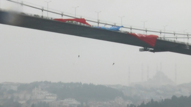 Kadın komandolar, 15 Temmuz Şehitler Köprüsü'nden halatla indi