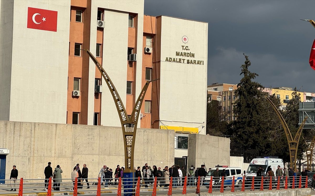 Mardin Adliyesi Önünde Çıkan Kavgada 1 Polis ve 5 Kişi Yaralandı