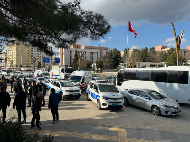 Mardin'de adliye önünde silahlı ve bıçaklı kavga: 10 kişi yaralandı