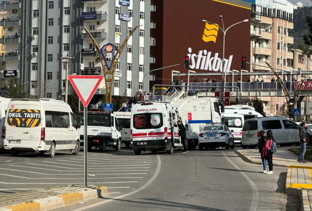 Mardin'de adliye önünde silahlı ve bıçaklı kavga: 10 kişi yaralandı