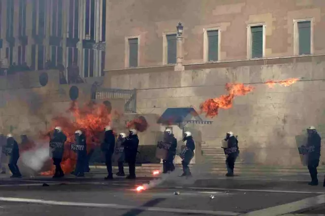 Haftalardır protesto ediliyordu! Yunan parlamentosundan, özel üniversitelerin açılmasını içeren yasa tasarısına onay Haftalardır protesto ediliyordu! Yunan parlamentosundan, özel üniversitelerin açılmasını içeren yasa tasarısına onay
