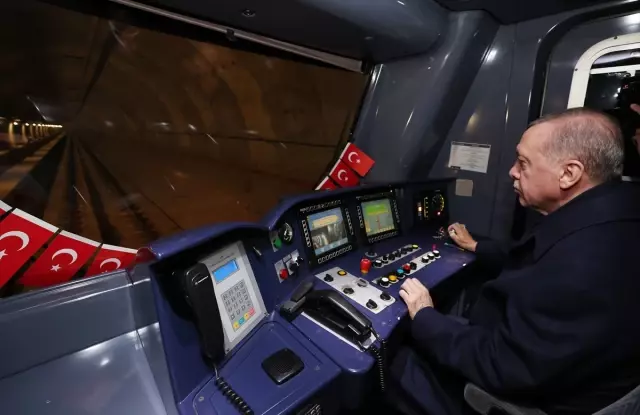 Cumhurbaşkanı Erdoğan, Bakırköy-Kirazlı metrosu açılış sürüşünü yaptı Cumhurbaşkanı Erdoğan, Bakırköy-Kirazlı metrosu açılış sürüşünü yaptı