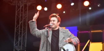 Mustafa Ceceli İzmir'de konser verdi