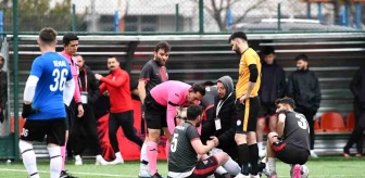 Kayseri Şeker 1. Amatör Küme Play-Off final maçında omuzu çıkan futbolcuya sağlıkçı yardımcı hakem müdahale etti