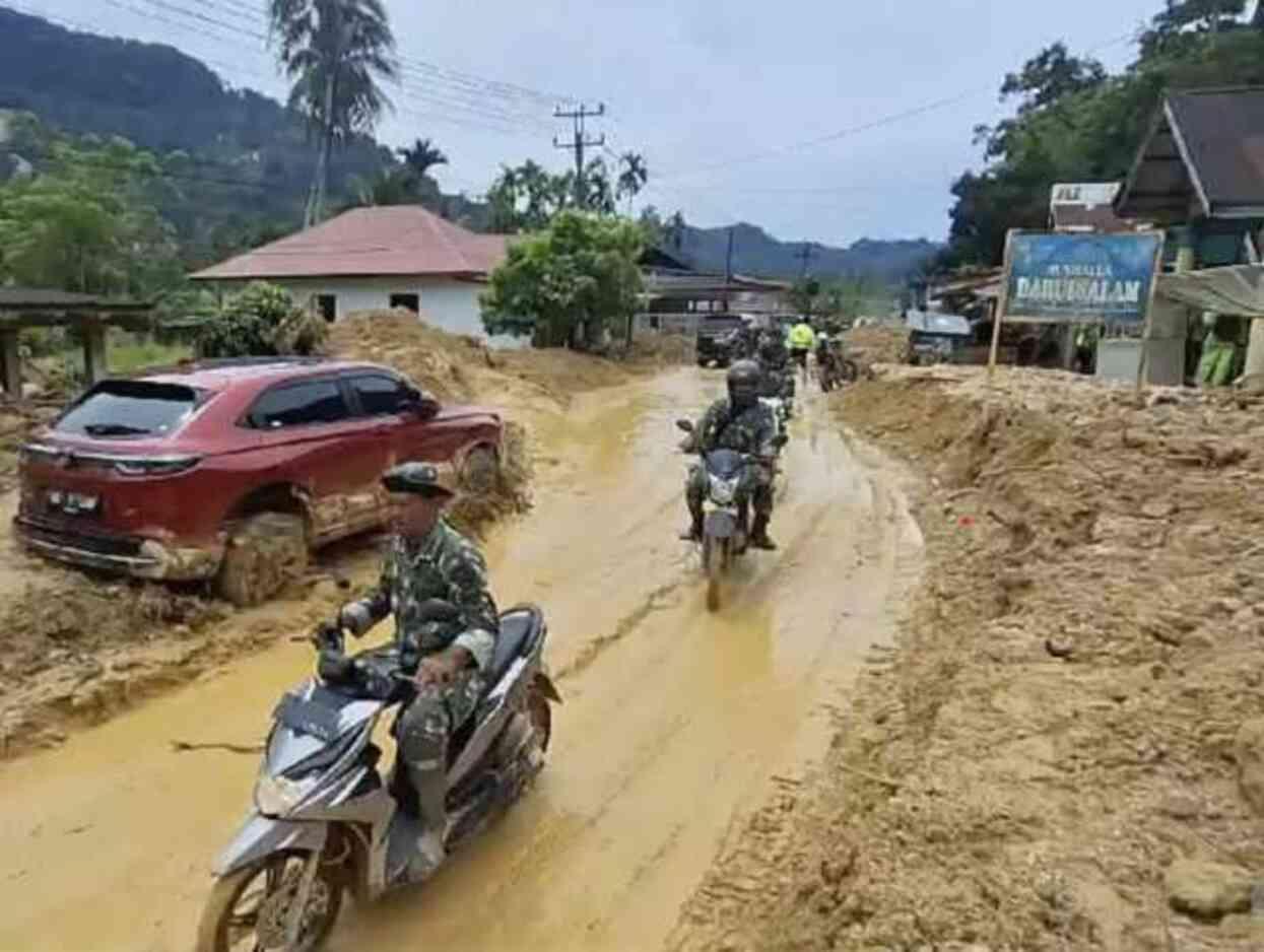 Endonezya'da şiddetli yağmurlar sonucu meydana gelen sel ve toprak kaymalarında 26 kişinin hayatını kyabetti Endonezya'da şiddetli yağmurlar sonucu meydana gelen sel ve toprak kaymalarında 26 kişinin hayatını kyabetti