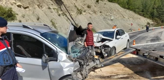 Finike'de Otomobil Çarpışması: 4 Yaralı