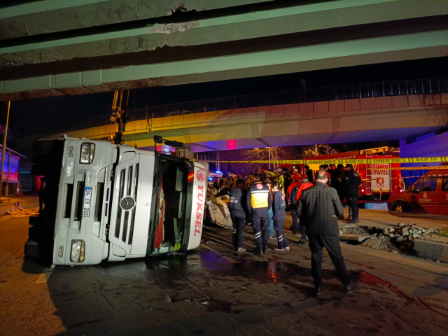 İstanbul Bakırköy'de üst geçide çarpan tır, otomobilin üzerine devrildi: 4 ölü