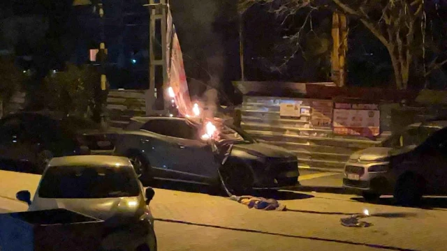 Bayrak asıldığı için kopan elektrik kablosu yanarak lüks aracın üzerine düştü