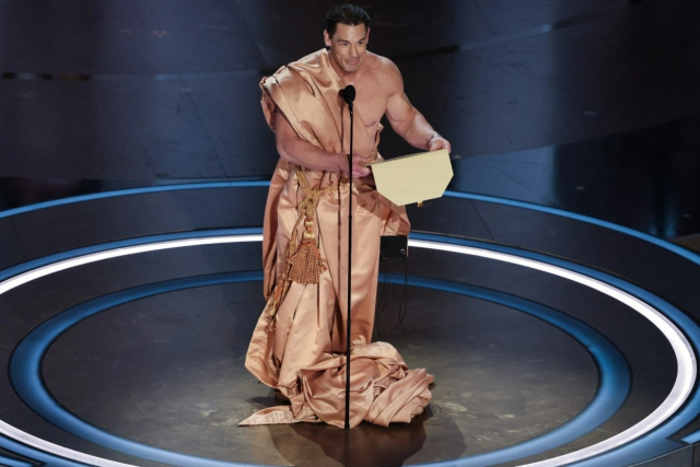 Oyuncu John Cena Oscar Ödülleri'nde sahneye çıplak çıktı