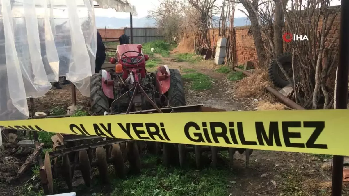 Paşa traktörün altında kalan sahibinin yanından ayrılmadı