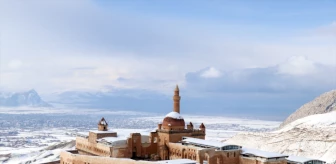 İshak Paşa Sarayı Mart Ayında Karla Kaplandı