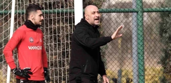 Fatih Karagümrük'ün yeni teknik direktörü Tolunay Kafkas, takımıyla ilk antrenmanına çıktı