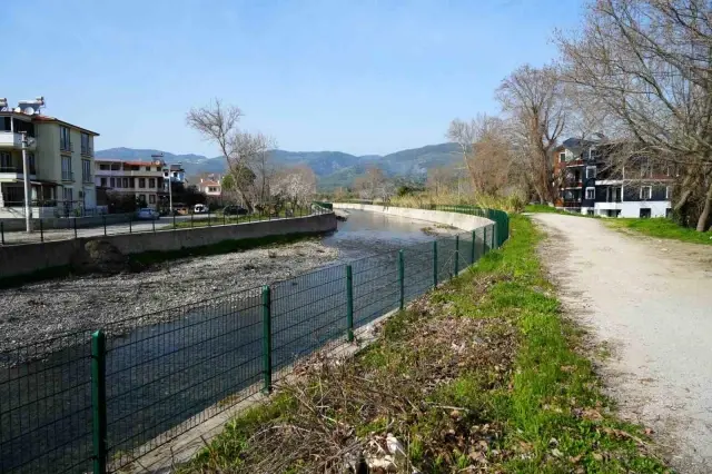 Balıkesir-Çanakkale sınırındaki komşular 3 dakika arayla oruçlarını açıyor Balıkesir-Çanakkale sınırındaki komşular 3 dakika arayla oruçlarını açıyor