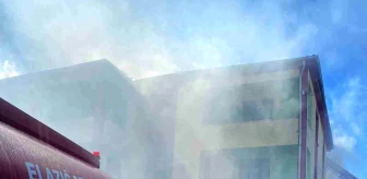 Elazığ'da 3 Katlı Bir Binada Yangın Çıktı
