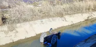 Erzincan'da sulama kanalına devrilen traktörün sürücüsü hayatını kaybetti