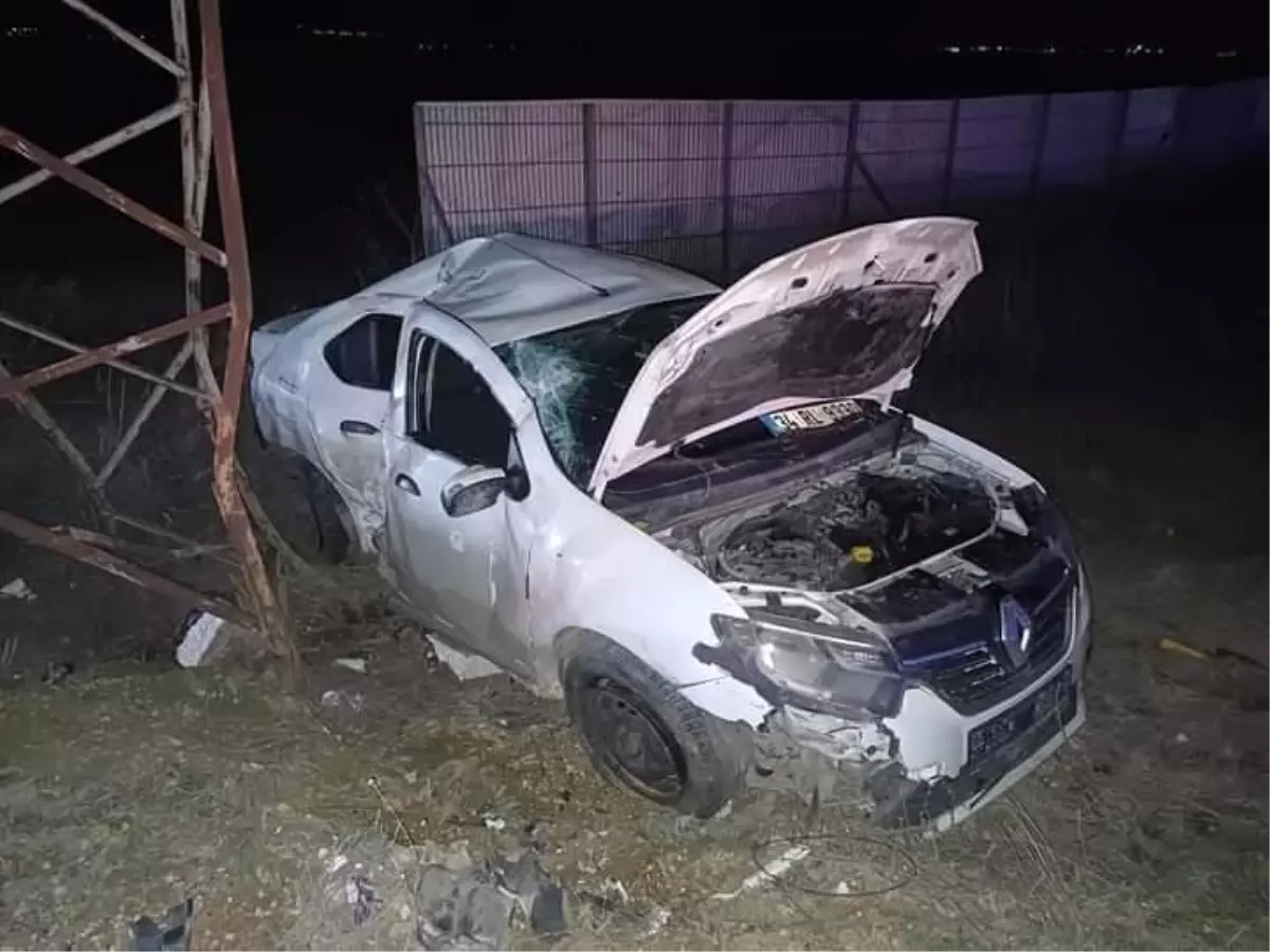 Eskişehir'de Otomobil Yüksek Gerilim Hattı Direğine Çarptı: 2 Yaralı