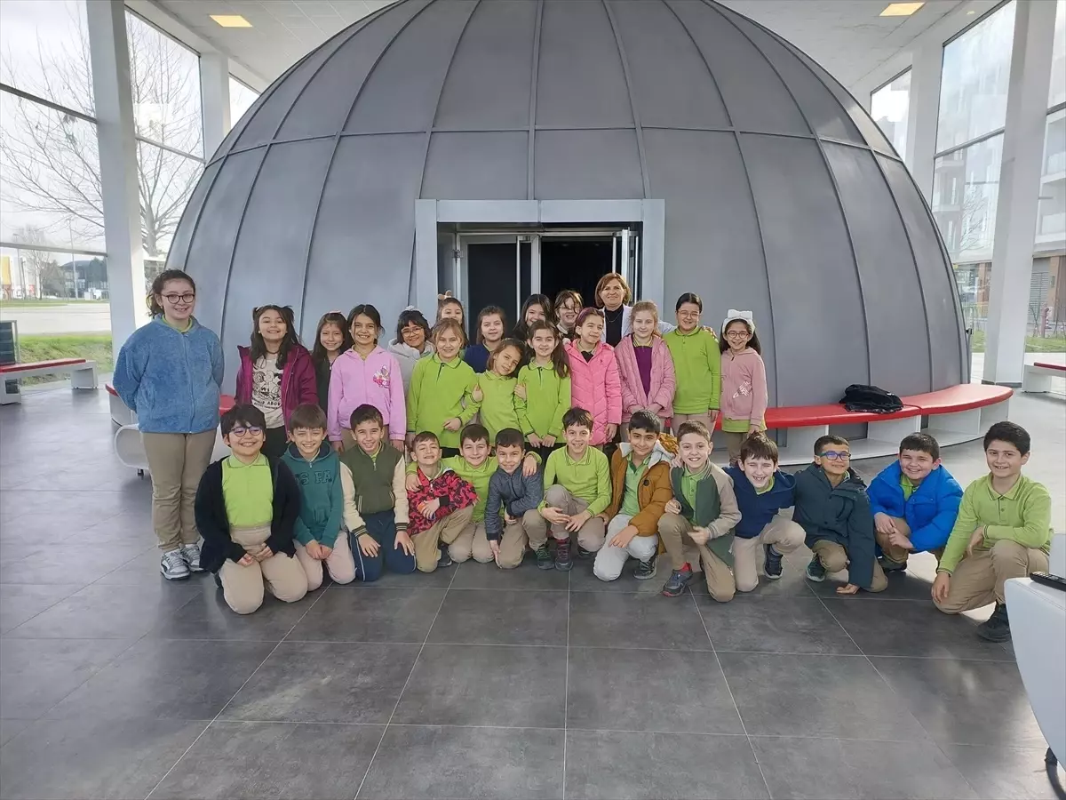 Serdivan Belediyesi Planetaryumu Öğrencilere Uzayın Derinliklerini Anlatıyor