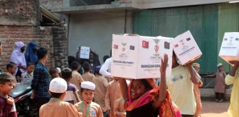 TDV, Bangladeş'teki Müslümanlara Ramazan Kolileri Dağıttı