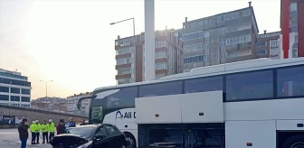 Trabzon'da Otomobil Yolcu Otobüsüne Çarptı: 1 Yaralı