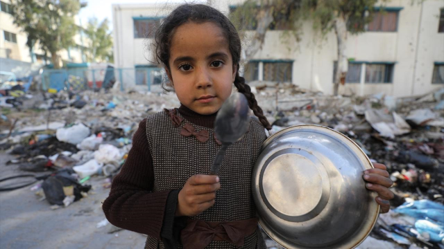 Açlıkla pençeleşen Filistinli çocuklardan İsrail'e boş tabaklarla protesto