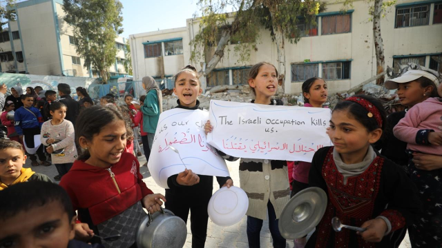 Açlıkla pençeleşen Filistinli çocuklardan İsrail'e boş tabaklarla protesto