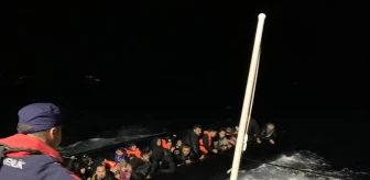 Ayvalık açıklarında 54 düzensiz göçmen yakalandı