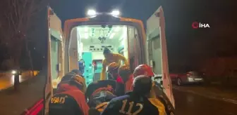 Bariyere çarpan iş makinesi refüje devrildi: 2 yaralı