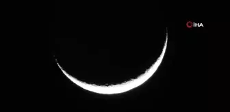Gökyüzünde beliren hilal mest etti