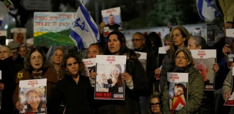 Gazze'deki İsrailli Esirlerin Yakınları İsrail Meclisi Önünde Gösteri Düzenledi
