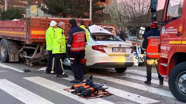 Serdivan'da Otomobil Tıra Saplandı: Sürücü Hayatını Kaybetti