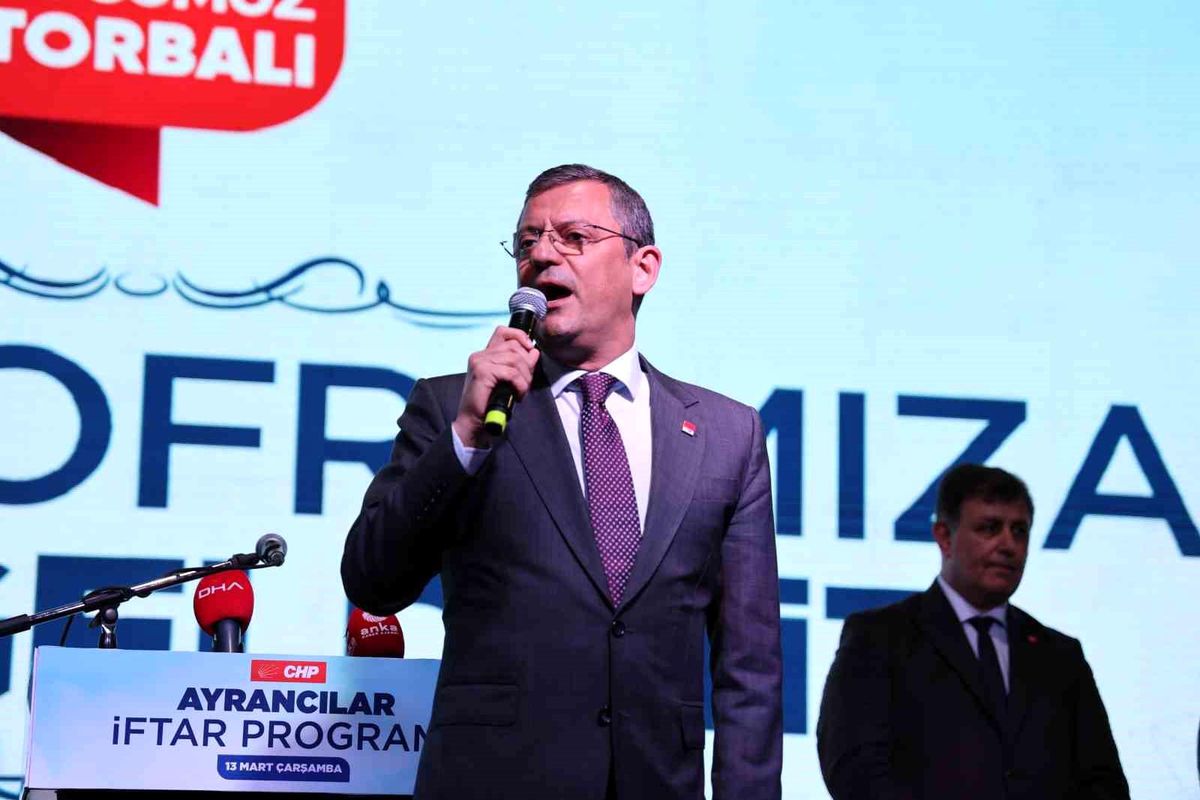 CHP Genel Başkanı Özgür Özel, İzmir'in Torbalı ilçesinde vatandaşlarla buluştu