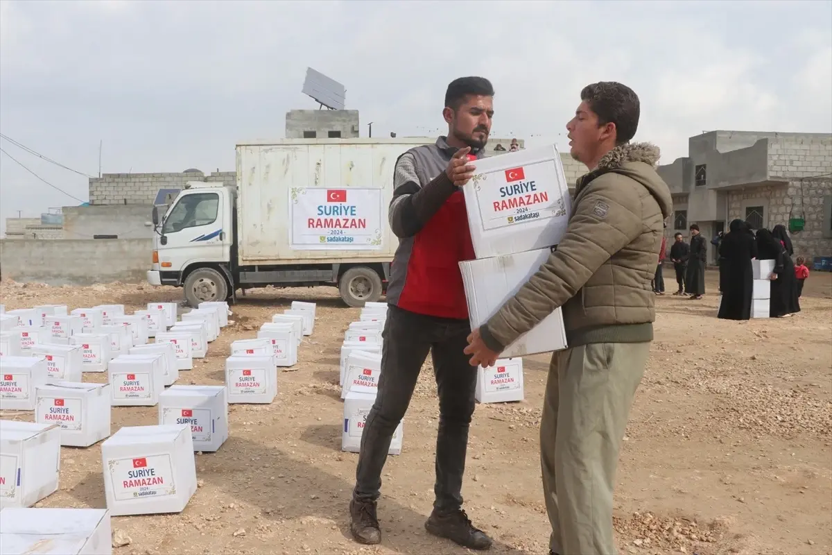 Sadakataşı Derneği İdlib'deki İhtiyaç Sahibi Ailelere Yardım Yaptı