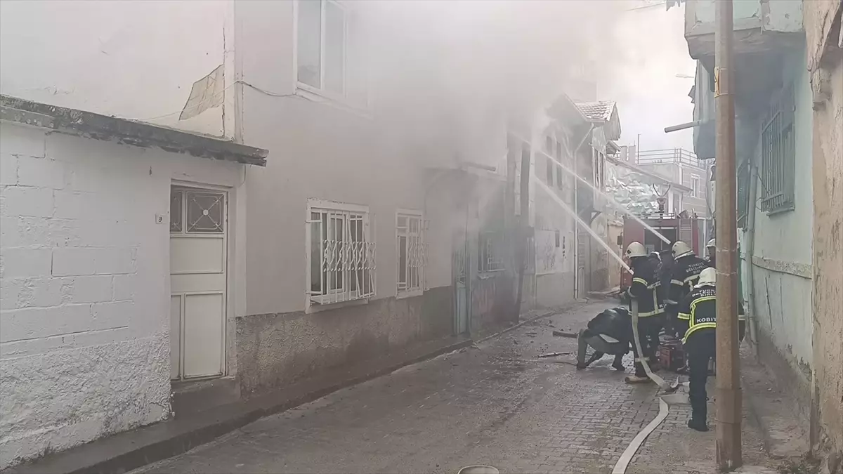 Afyonkarahisar'da metruk evde çıkan yangın söndürüldü