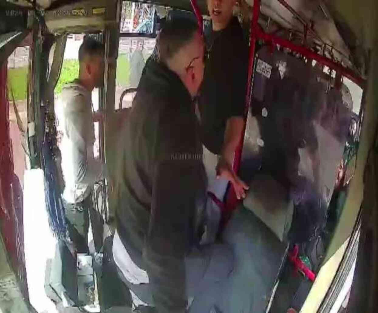 Adana'da 'fazla yolcu' kavgası kamerada: Şoför yolcuya sopa ile saldırdı Adana'da 'fazla yolcu' kavgası kamerada: Şoför yolcuya sopa ile saldırdı