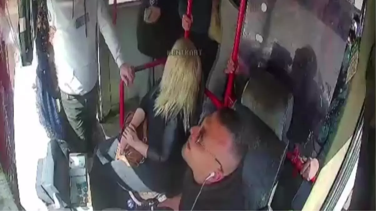 Adana'da 'fazla yolcu' kavgası kamerada: Şoför sopayla saldırdı