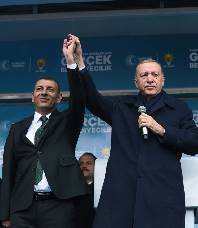 Ağrı'da Erdoğan'ın yüzünü güldüren kalabalık: Bu 40 bin ile 31 Mart'a yürüyoruz