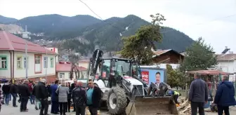 Artvin'de freni boşalan iş makinesi halk pazarına zarar verdi