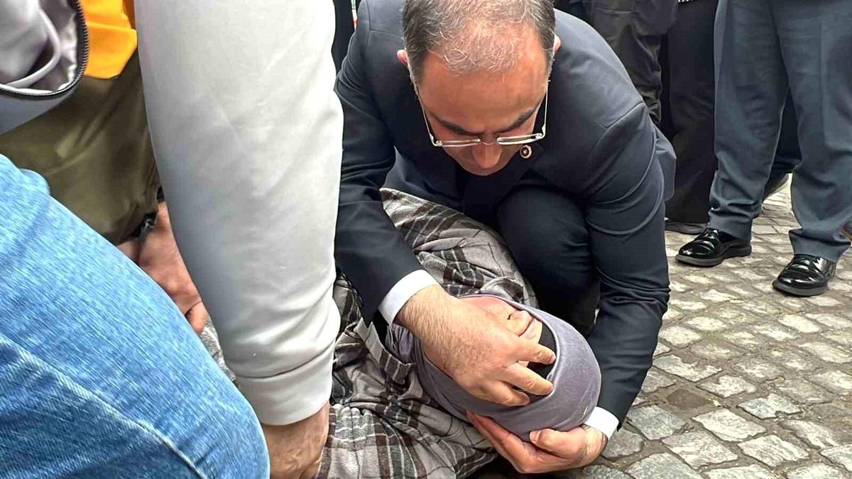 Tarım ve Orman Bakanı İbrahim Yumaklı, Afyonkarahisar'da bayılan kadına müdahale etti