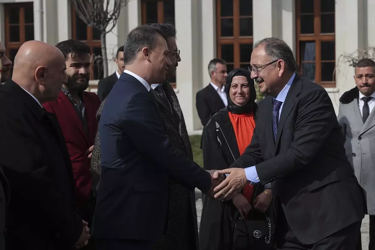 Çevre Bakanı Özhaseki, Cumhuriyet tarihinin ilk toplu konut projesini ziyaret etti