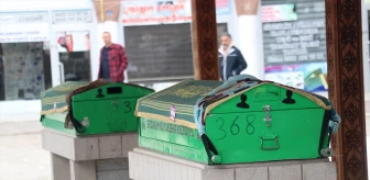 Erzurum'da eşi tarafından bıçaklanarak öldürülen anne ile kızının cenazeleri toprağa verildi