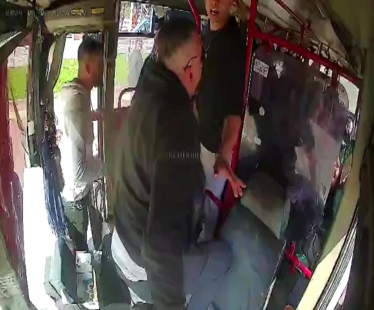 Adana'da Özel Halk Otobüsünde Yolcuyla Şoför Arasında Kavga Çıktı