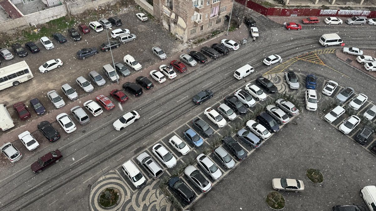 Kayseri'de aniden bastıran dolu, yaşamı olumsuz etkiledi