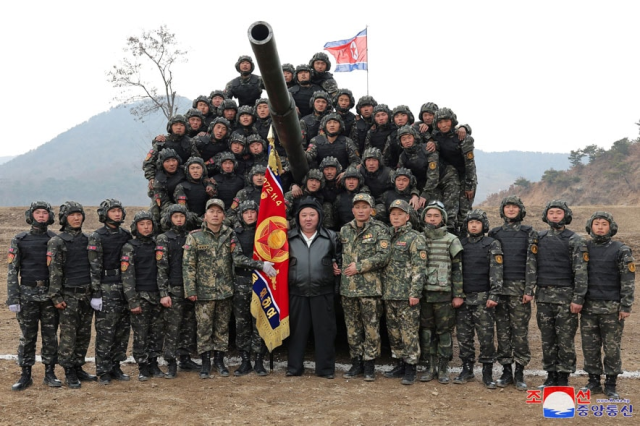Kuzey Kore Lideri Kim, tanka binerek düşmanlarına gözdağı verdi