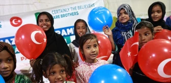 TDV, Pakistan'da çocukları bayram hediyeleriyle sevindirdi