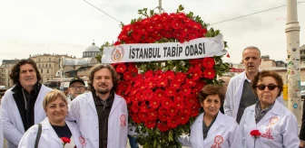 Sağlık çalışanları Tıp Bayramı'nda Taksim'de çelenk bıraktı
